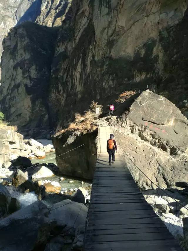 大漠户外旅行虎跳峡徒步详解,虎跳峡徒步168级勇者云梯