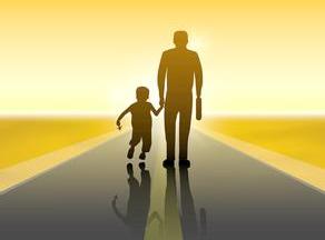 故事：女儿天天牵狗逛街，瘫痪老爹锁在屋内臭不可闻