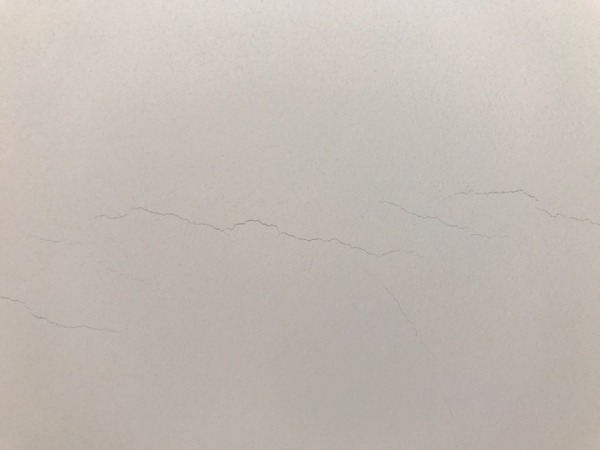 乳胶漆墙面有轻微裂痕怎样修补,墙面刷乳胶漆半年起皮什么原因