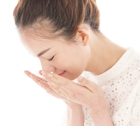 不卸妆的后果就是皮肤容易长痘,不卸妆的伤害