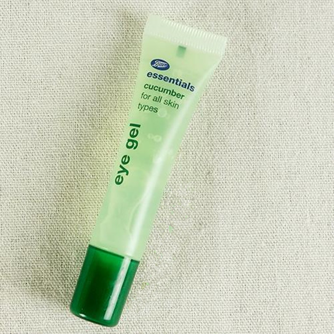 眼角下的脂肪粒是怎么回事,眼角起了一个脂肪粒怎么办