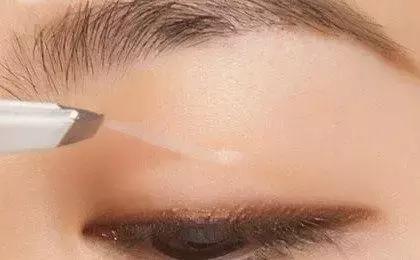 如何贴出很宽的双眼皮,单眼皮肿眼泡怎么贴出平行双眼皮