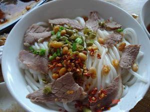 吃这种桂林米粉，胃就遭殃了，特别够味儿！