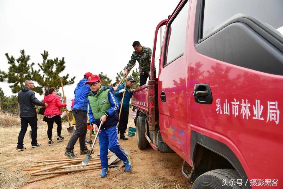 义务植树与创建森林城市,共建文明城市小学生