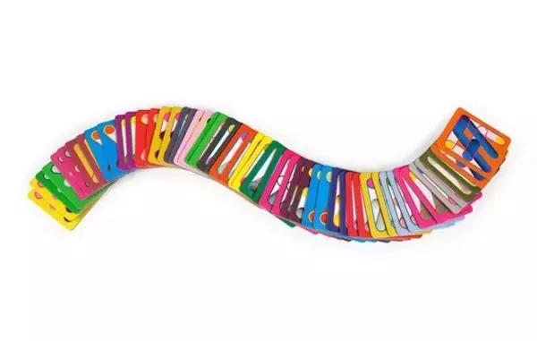 小朋友把手放下去捡玩具,小朋友把手放玩具