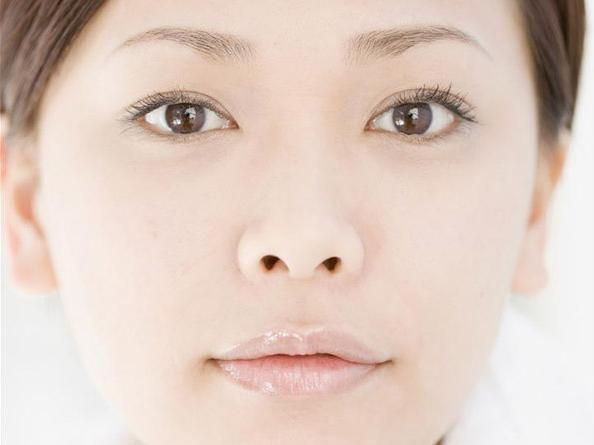 脸上起皮干燥有碎屑该怎样处理,脸上起皮抹什么药膏