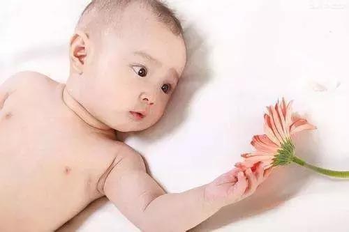 婴儿耳朵长湿疹的原因和解决办法,睡觉湿疹了有什么解决的好办法