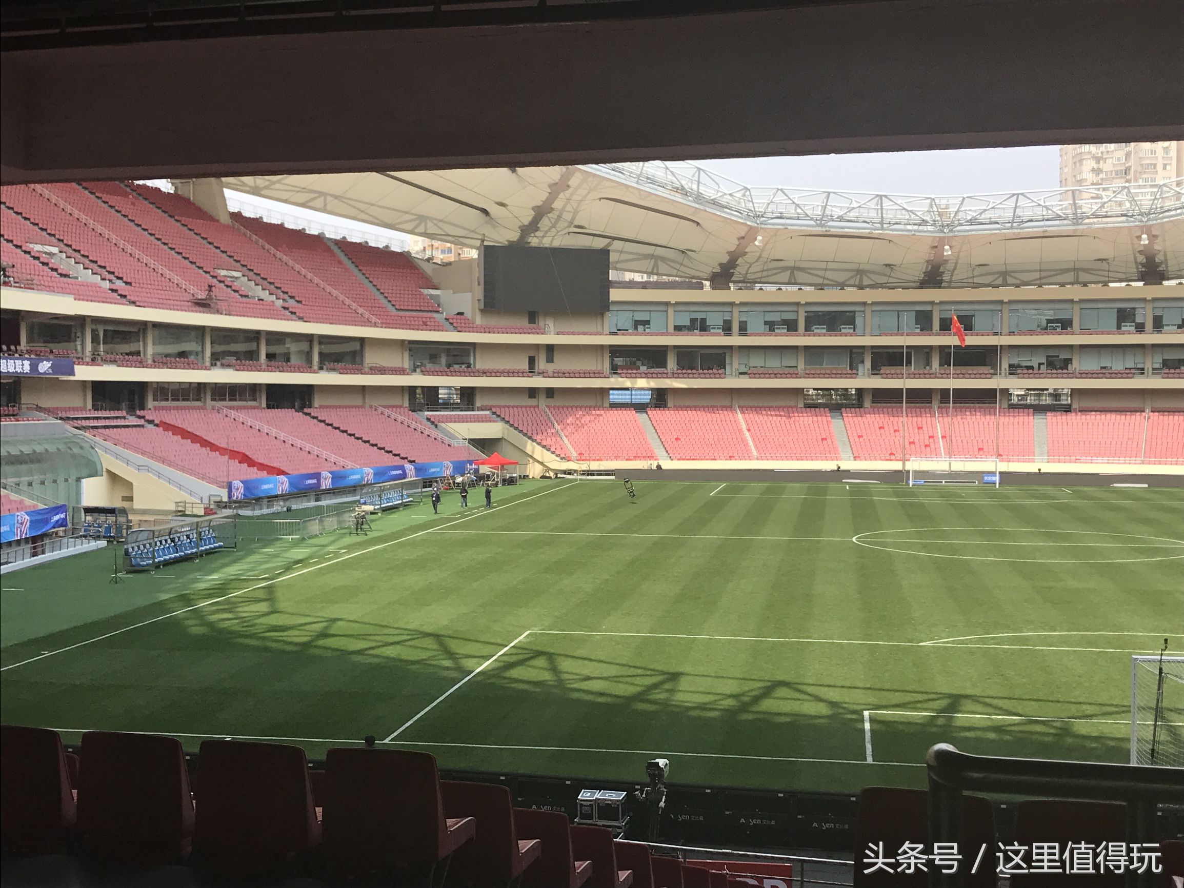 虹口足球场申花比赛,上海申花球迷为国家队加油助威