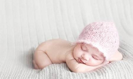 给宝宝洗澡时，不小心耳朵里进了水怎么办呢？