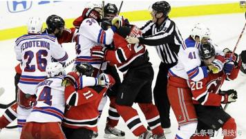 有趣的冰球运动：允许打架，可以单挑，看中国冰球队员单挑韩国