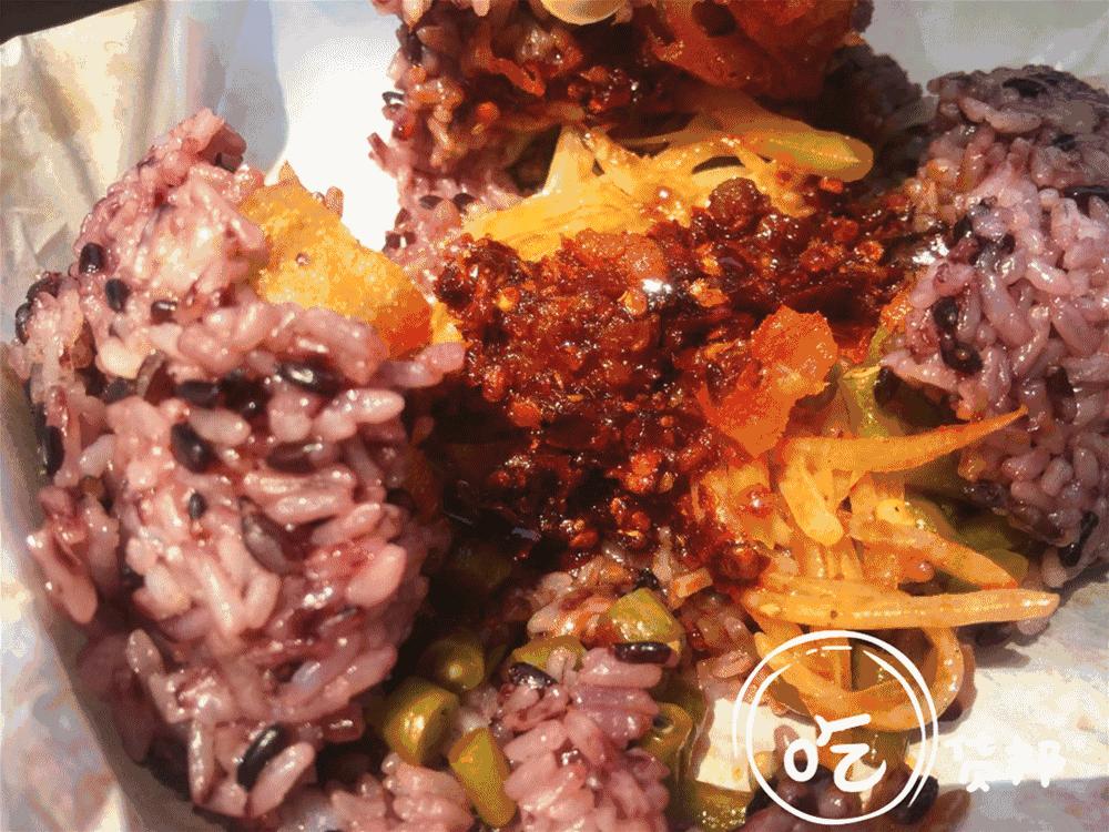 用100元钱吃遍整条小街,用20元吃遍校门口路边摊