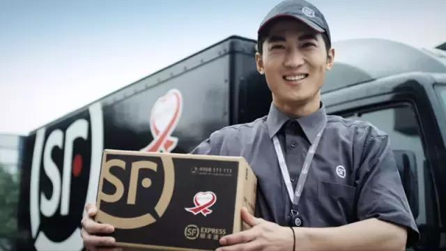 和王卫一起敲钟的快递员叫啥,顺丰上市王卫和快递小哥敲钟