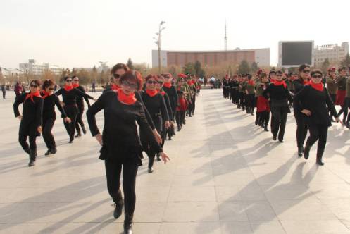 庆“三八”水兵舞展演，看“帅气”阿姨如何在广场圈粉！