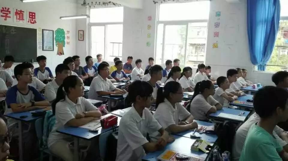 穿上校服,再去蚌埠这所学校走一遍,满满的回忆……