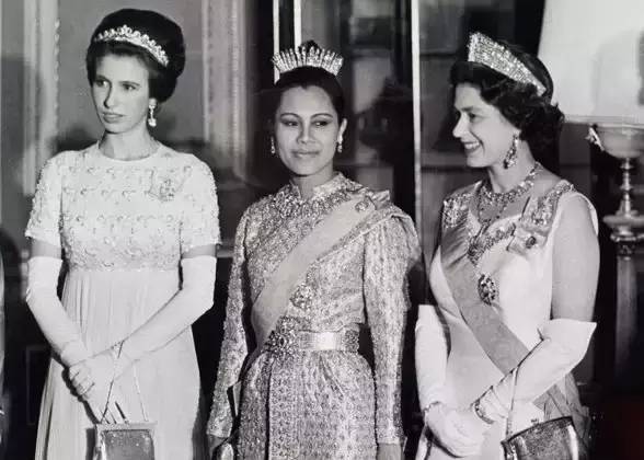 英国王室女王的王冠,英国女王皇冠和日本皇冠