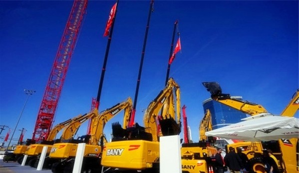 三一挖机提车到家,三一挖机从11年到现在出的车型