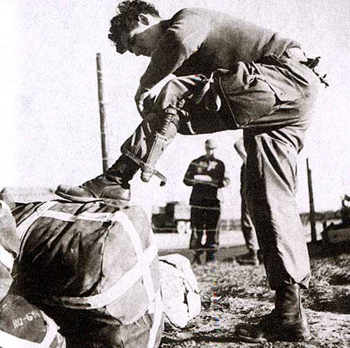 伞兵跳伞后直升机怎么处理,战争中伞兵着陆后降落伞怎么处理