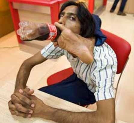 路上要是见到这么多钱，你们会怎么办？花掉还是还给人家