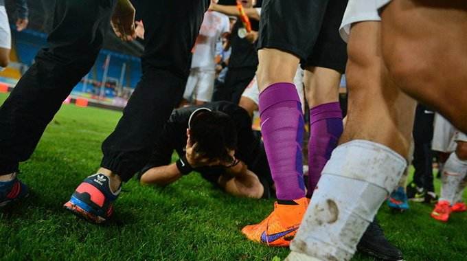 球场比赛打架犯法吗,盘点球场上那些暴力冲突