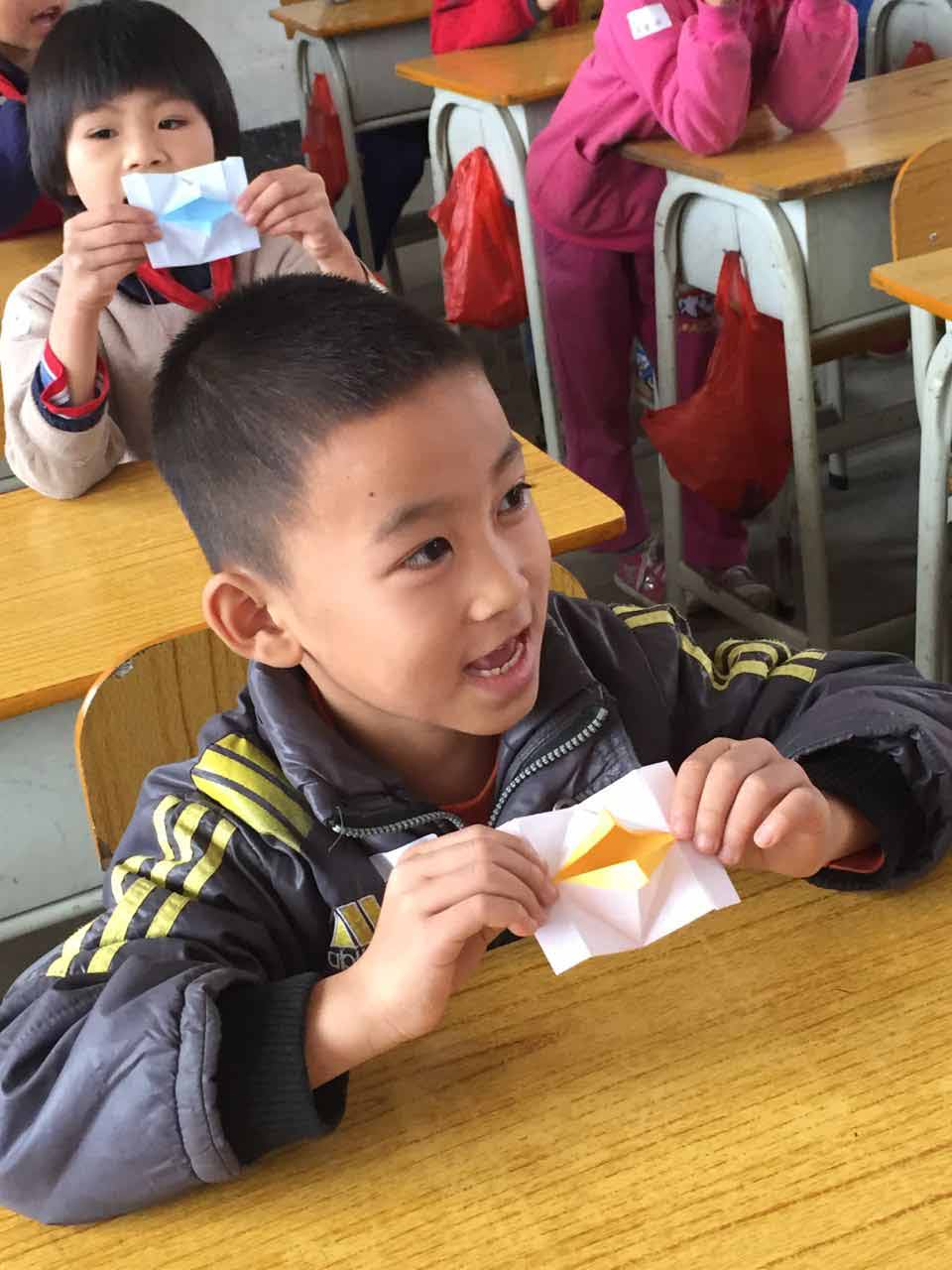 她“玩”纸六年，用纸艺让白龙重现广州聚龙古村