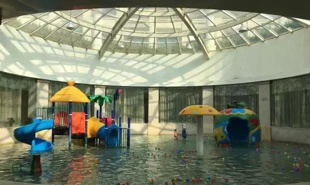 一起泡温泉的奢侈的享受,夏日一起泡温泉