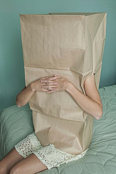 19岁女大学生失眠30晚藏入地窖自杀，被发现后接受电疗获新生