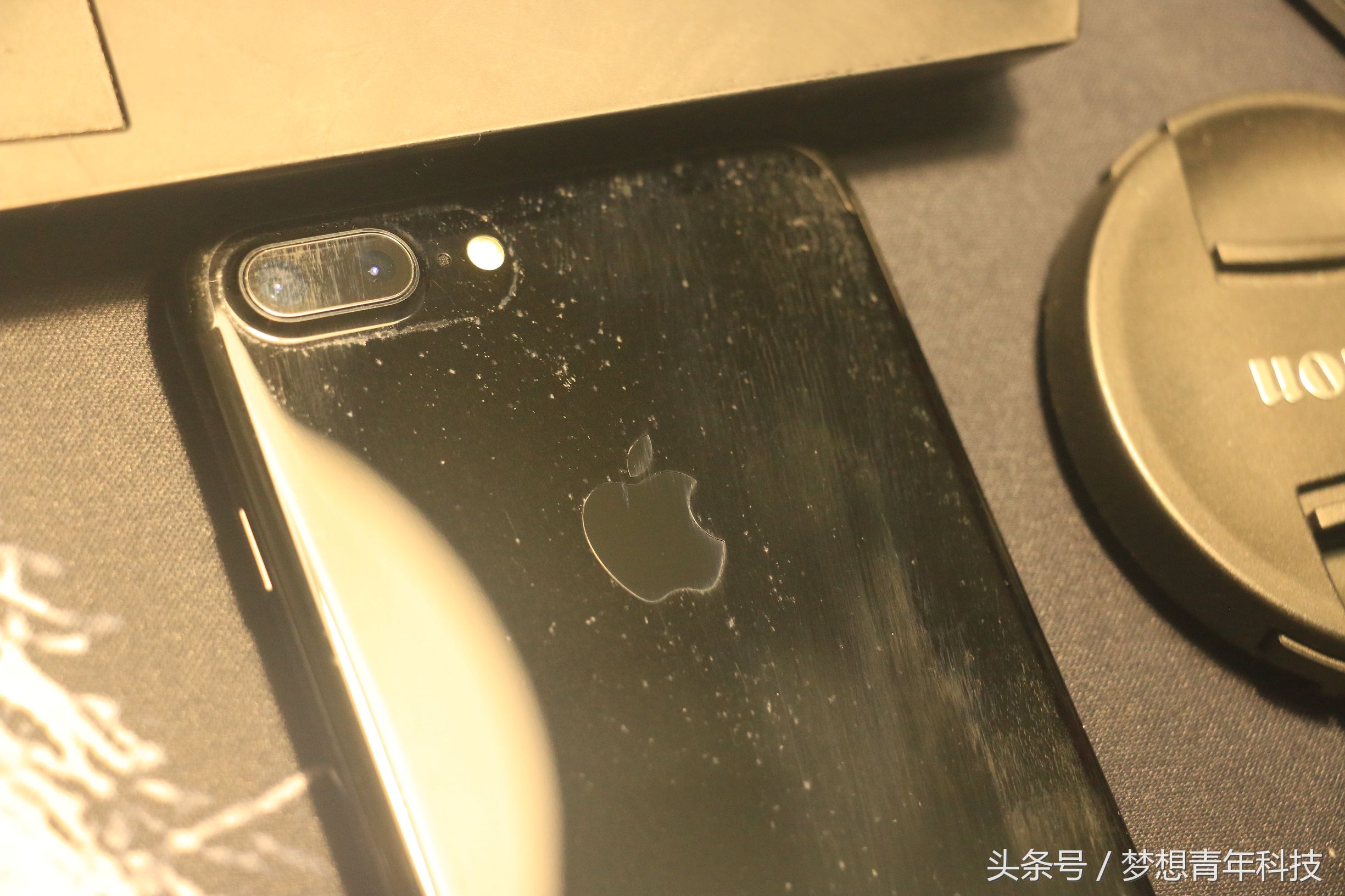iphone7亮黑后背氧化,iphone7亮黑小斑点