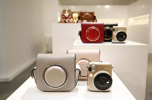 mk和蔻驰品牌属于什么档次,mk和蔻驰女包哪个料子更好