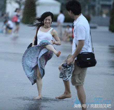 对面翻车了，但我好像还很安全