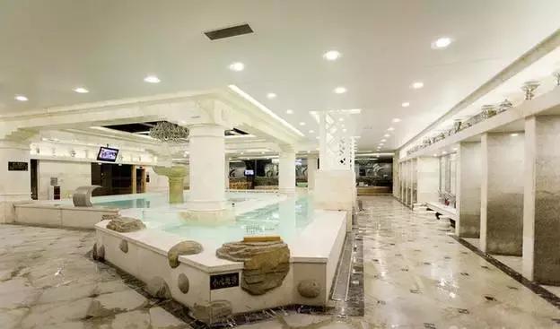 一起泡温泉的奢侈的享受,夏日一起泡温泉