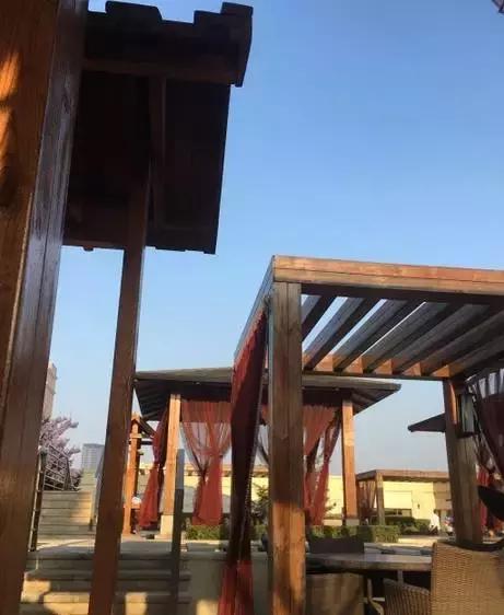 一起泡温泉的奢侈的享受,夏日一起泡温泉