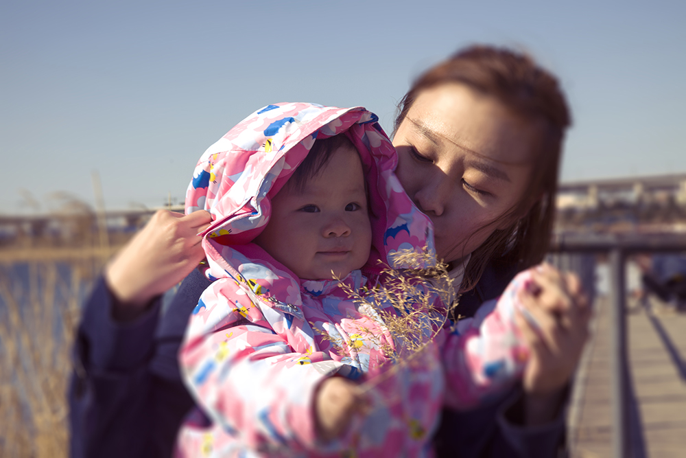 她的破立之举，是一辆“iphone红”跑车