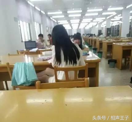 姑娘,别再抬脚了,整个车厢都弥漫着你臭袜子的味道