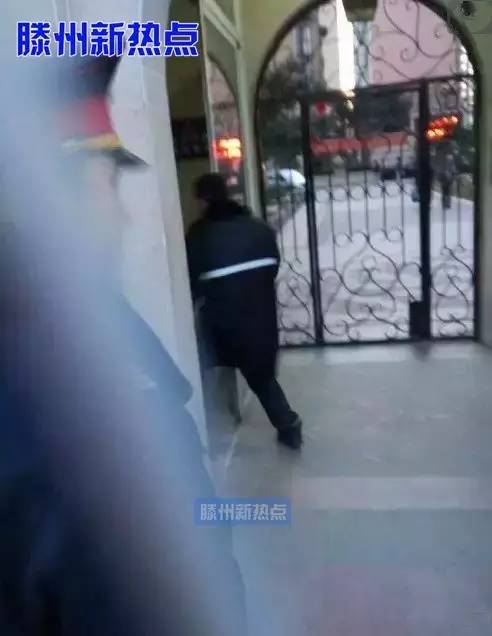 滕州：阳光国际一住户失火；滕都帝景附近一辆轿车翻车；在马路中间停车玩手机；某超市自己关店整改！出租车怼了警车！