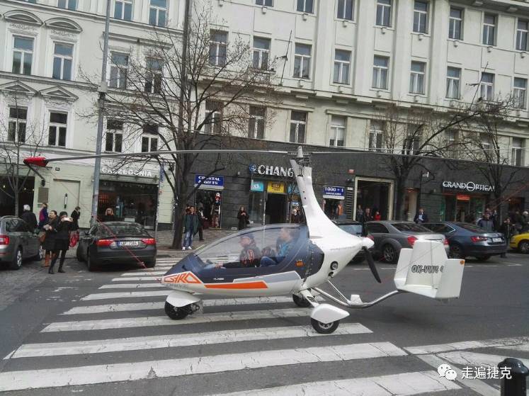 上瘾了，直升机飞行员什么都不顾了，捷克飞行员把直升机降落到瓦茨拉夫广场，自己去喝咖啡了
