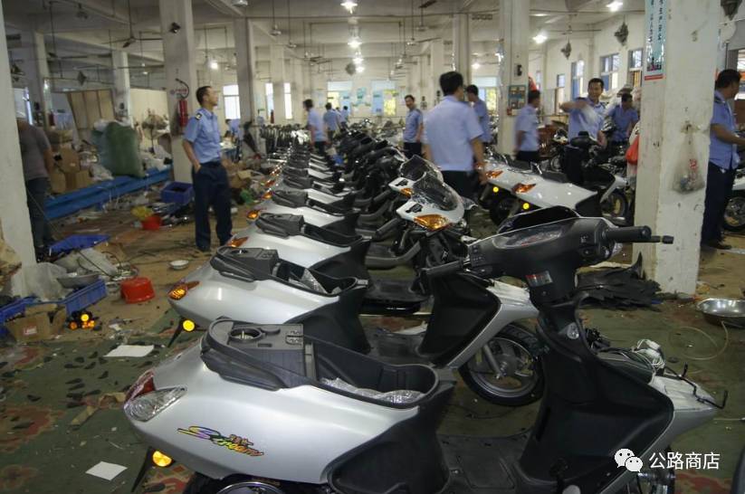 鏃ユ湰鍙戠敓杩囧灏戞鎾炴満浜嬫晠,鏃ユ湰杞︿竴鎾炲氨鎶ュ簾