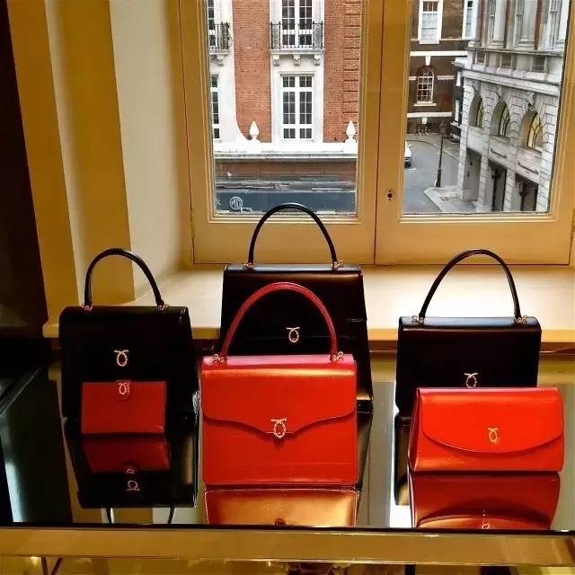 英国女王背双肩包,英国女王专宠乔治王子