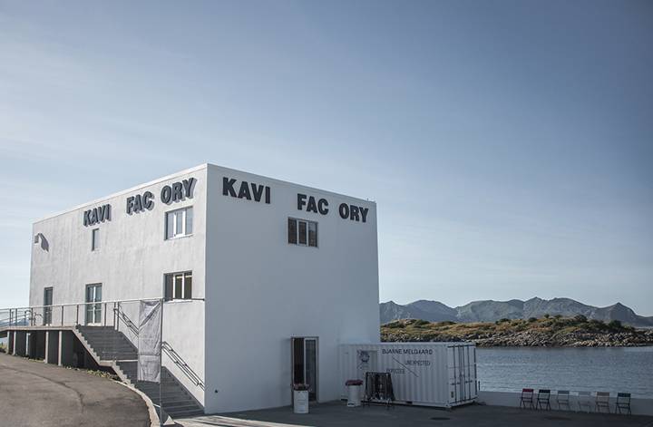 在山的那边海的那边有一群小红狗,在山的那边海的那边有一个蓝精灵