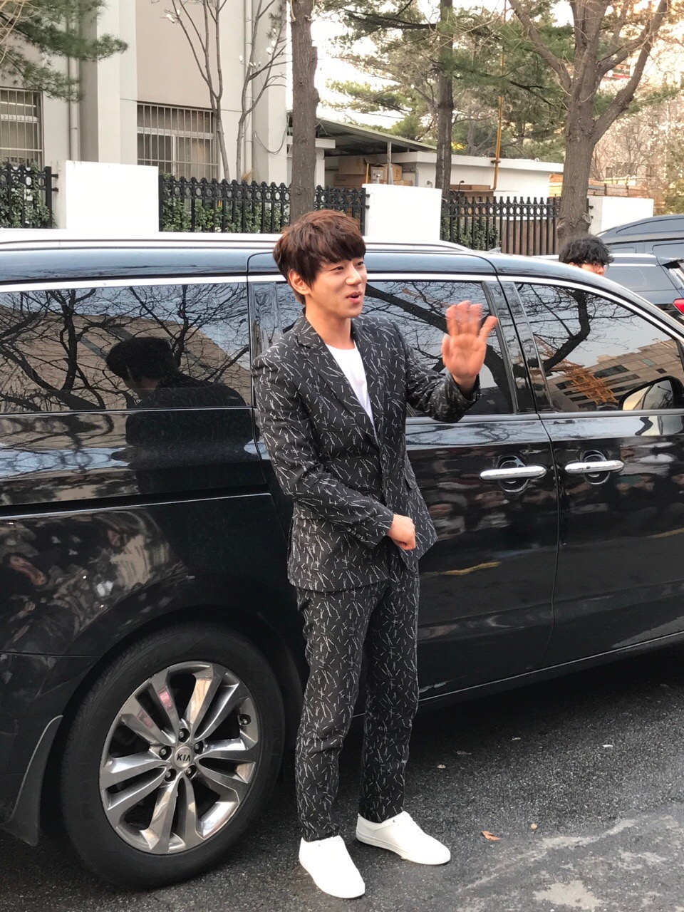 170327每周一都如此鲜嫩！黄MC“不朽”上班造型盘点