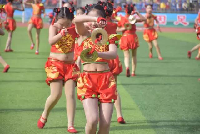 这一群中小学生像职业球员一样在踢球！