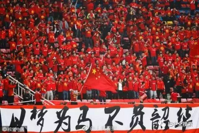 这一群中小学生像职业球员一样在踢球！