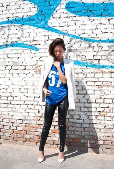 足球女球迷穿各种球衣,女球迷穿什么