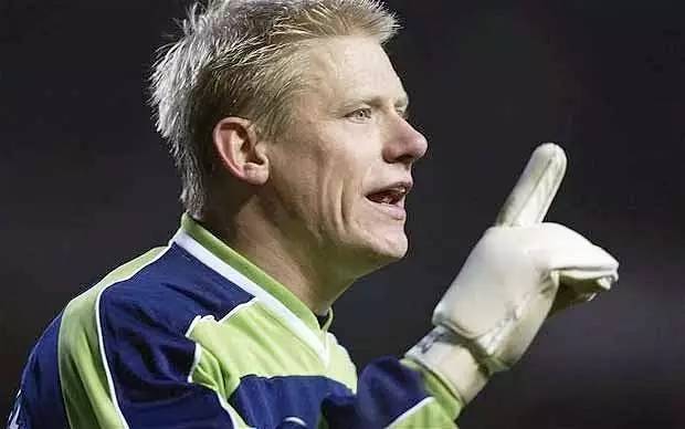 又见断腿！英式足球和中国功夫谁更厉害？