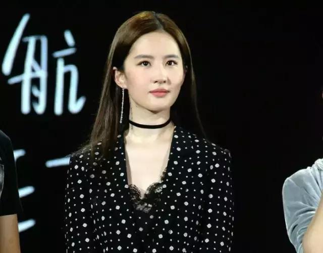 中分和侧分哪个显脸小,选对了发型才会有改变