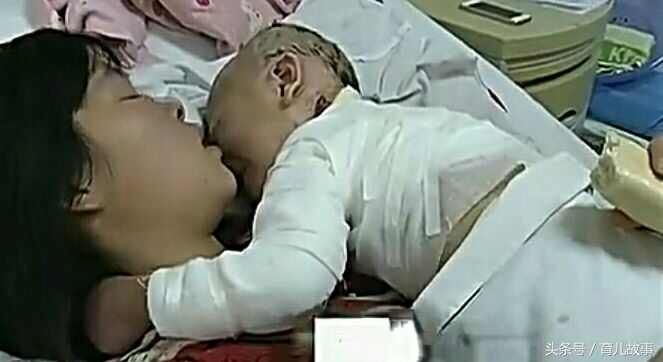 母亲带孩子到锅边玩,妈妈带两孩子到锅边玩