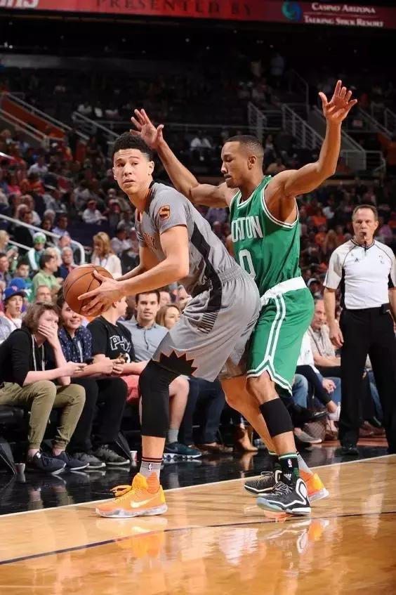 新秀布克格林共同穿过的鞋,布克70分球鞋