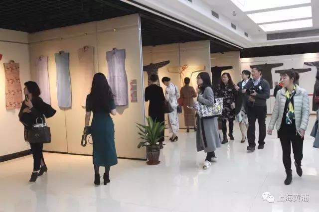 这群楼宇上班族不但穿旗袍还将玩旗袍进行到底！