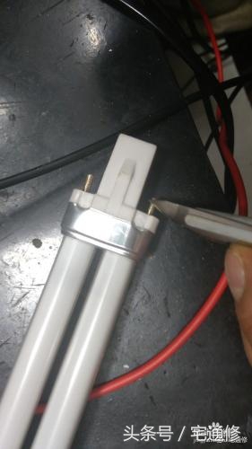 小台灯充不进去电该怎么修,小台灯按钮按不下去怎么修