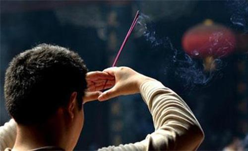 去第一财神庙烧香之前的忌讳,去寺庙烧香拜佛需要看黄历吗