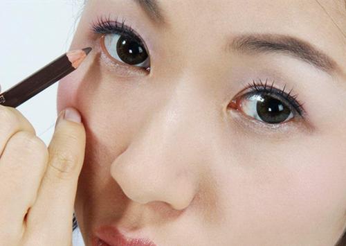 打造眼妆,打造出明亮干净有神采的眼妆吧
